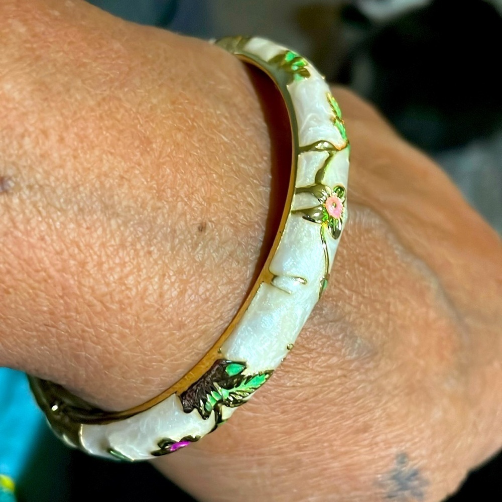 Vintagee gold-tone enamel bangel bracelet